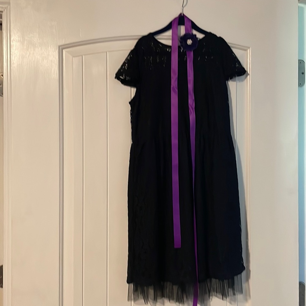 Black lace dress. Size 8, worn once for a wedding. Bought on Etsy.